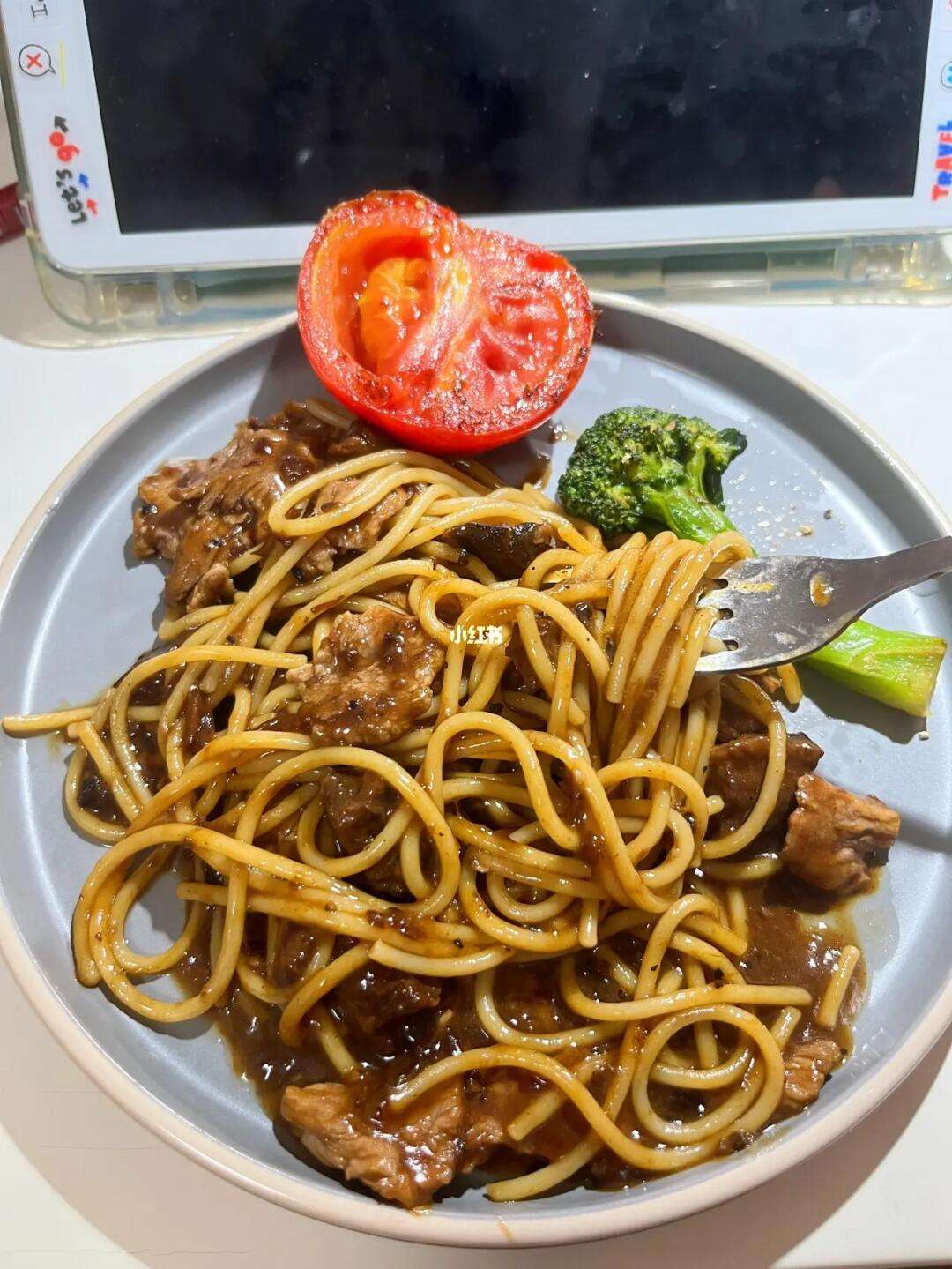 牛肉意大利面的餐桌摆盘技巧