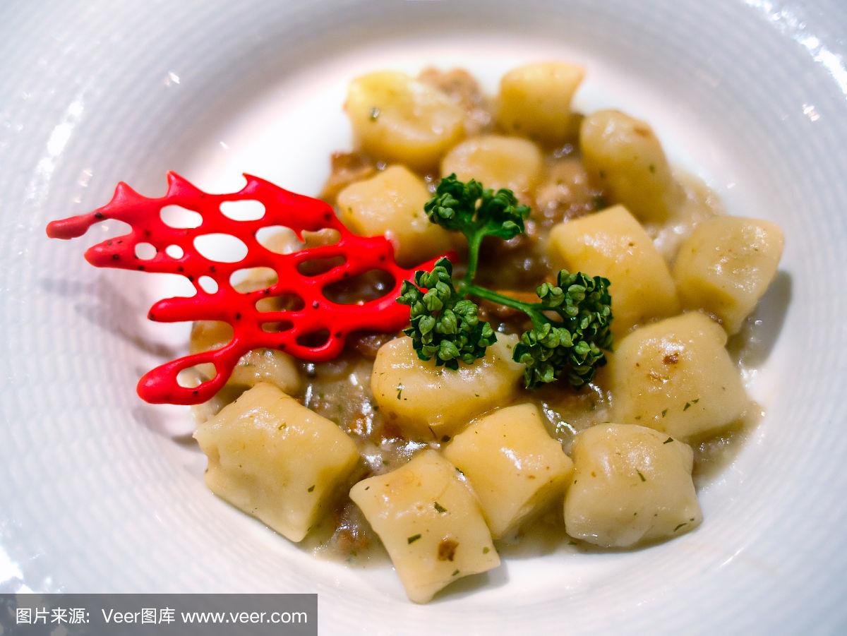 如何用新鲜香草提升鸡肉意大利面的风味