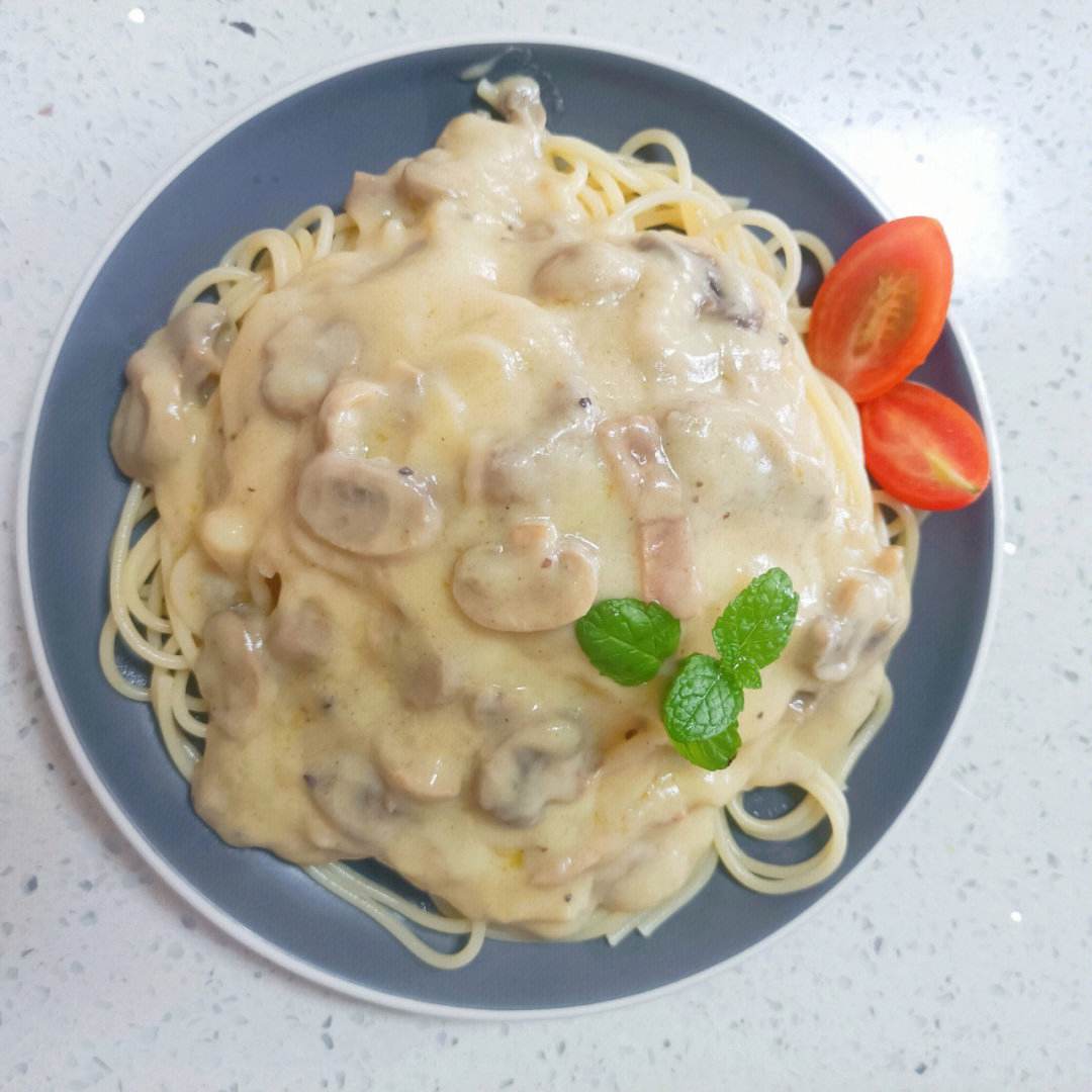 如何用意大利面制作浓郁的冬季奶油汤