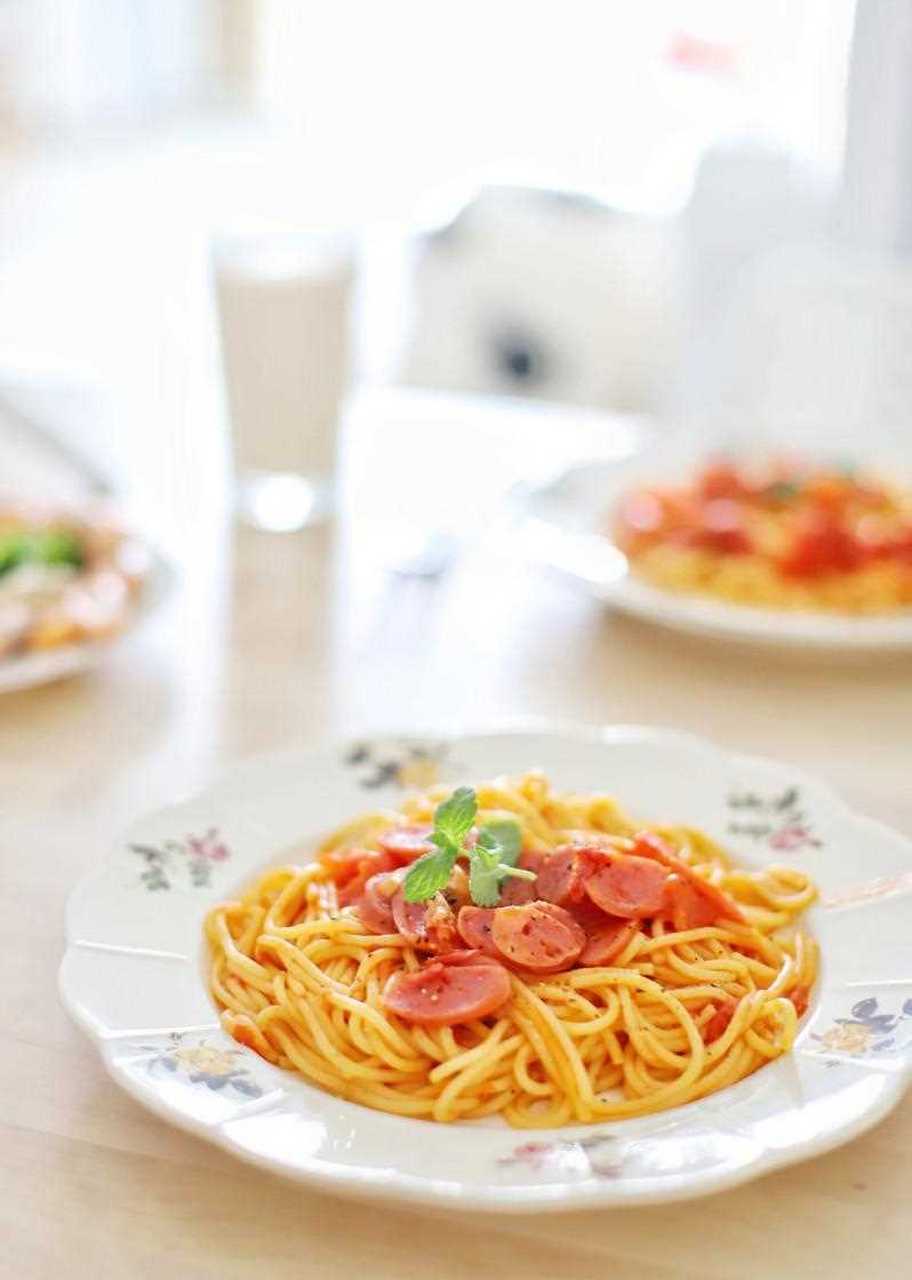 意大利面与火腿的美味早餐搭配
